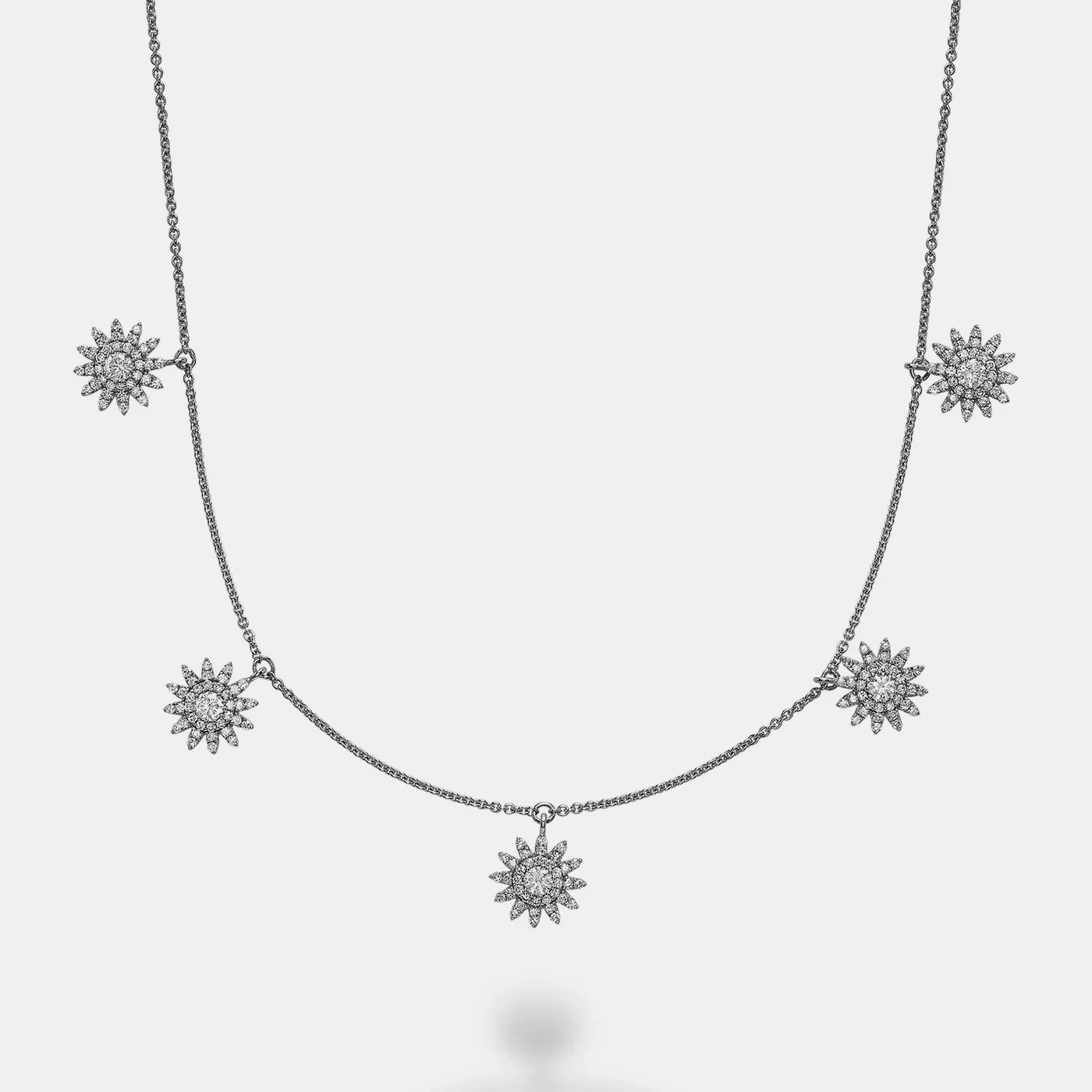 Collier station de étoile en pavé de diamant