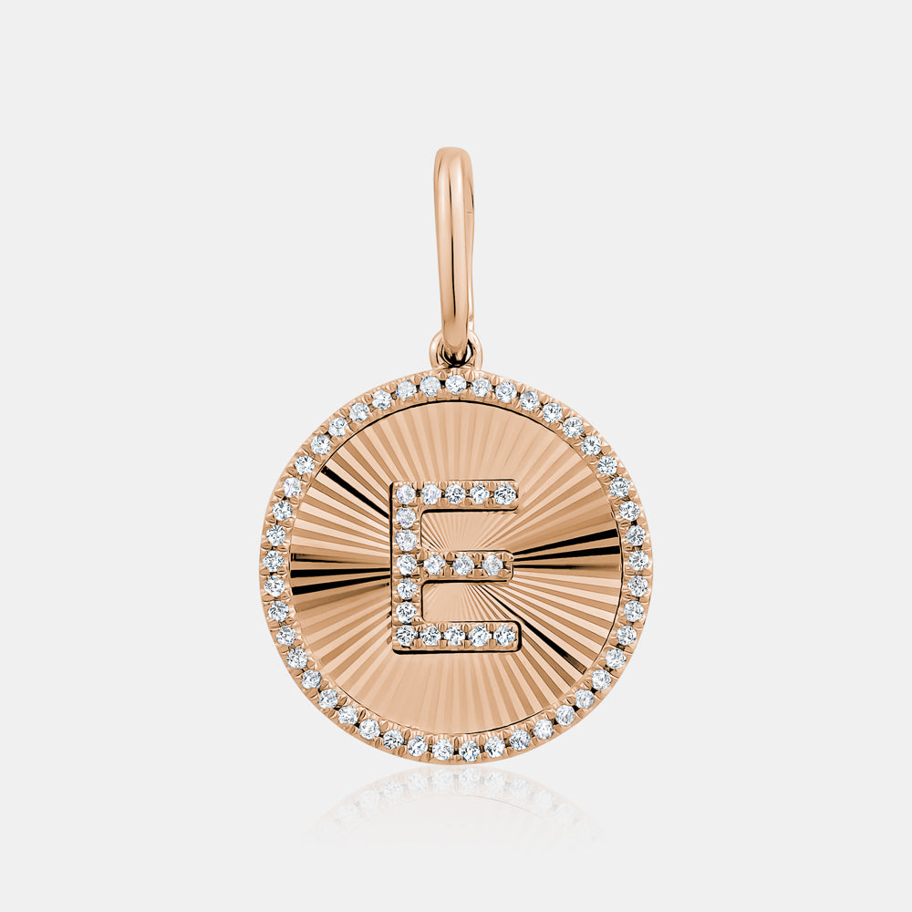 Breloque initiale cannelée en diamant