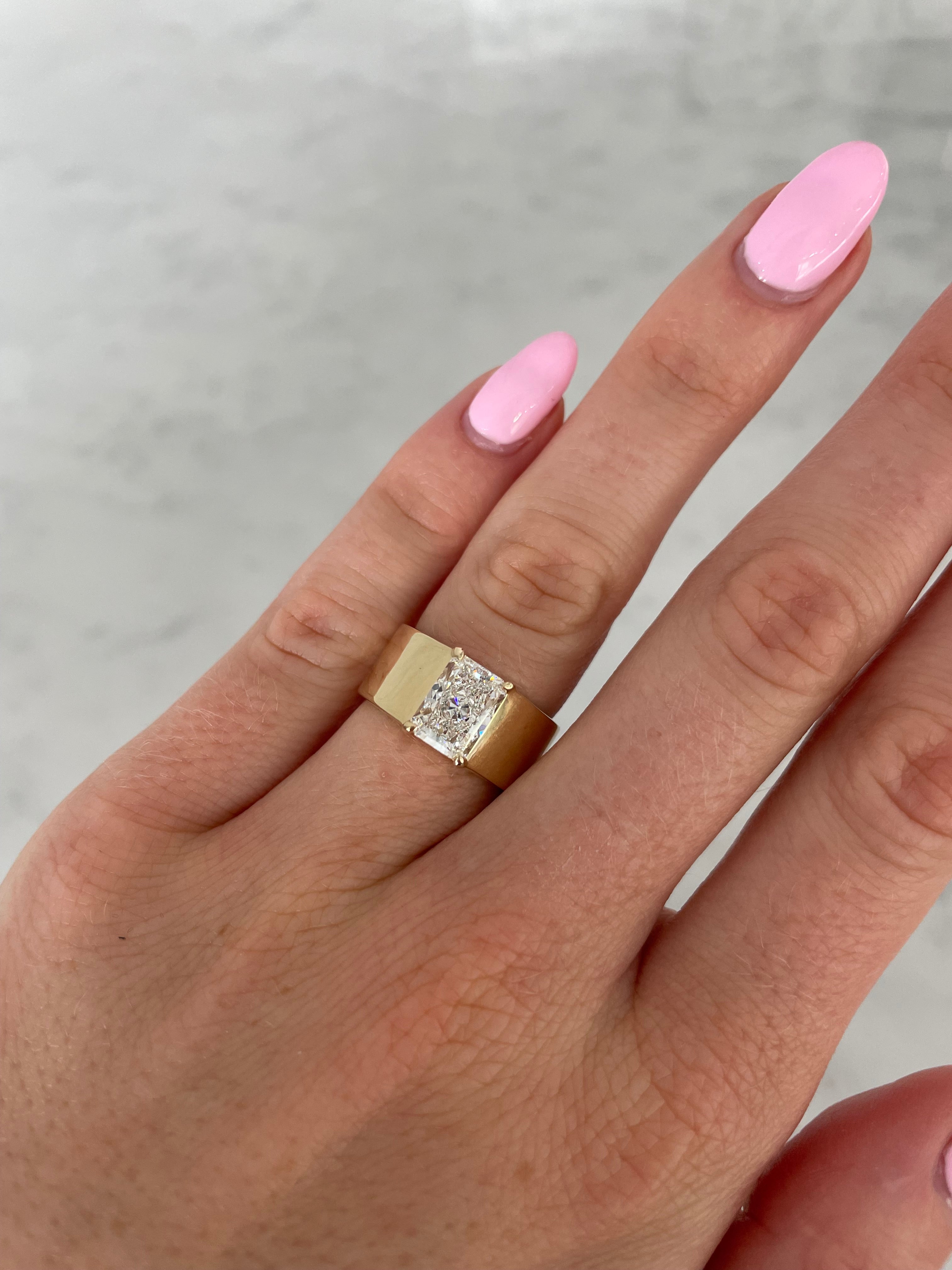 Bague de fiançailles 2ct Radiant Cut Lab Grown Cigar Band