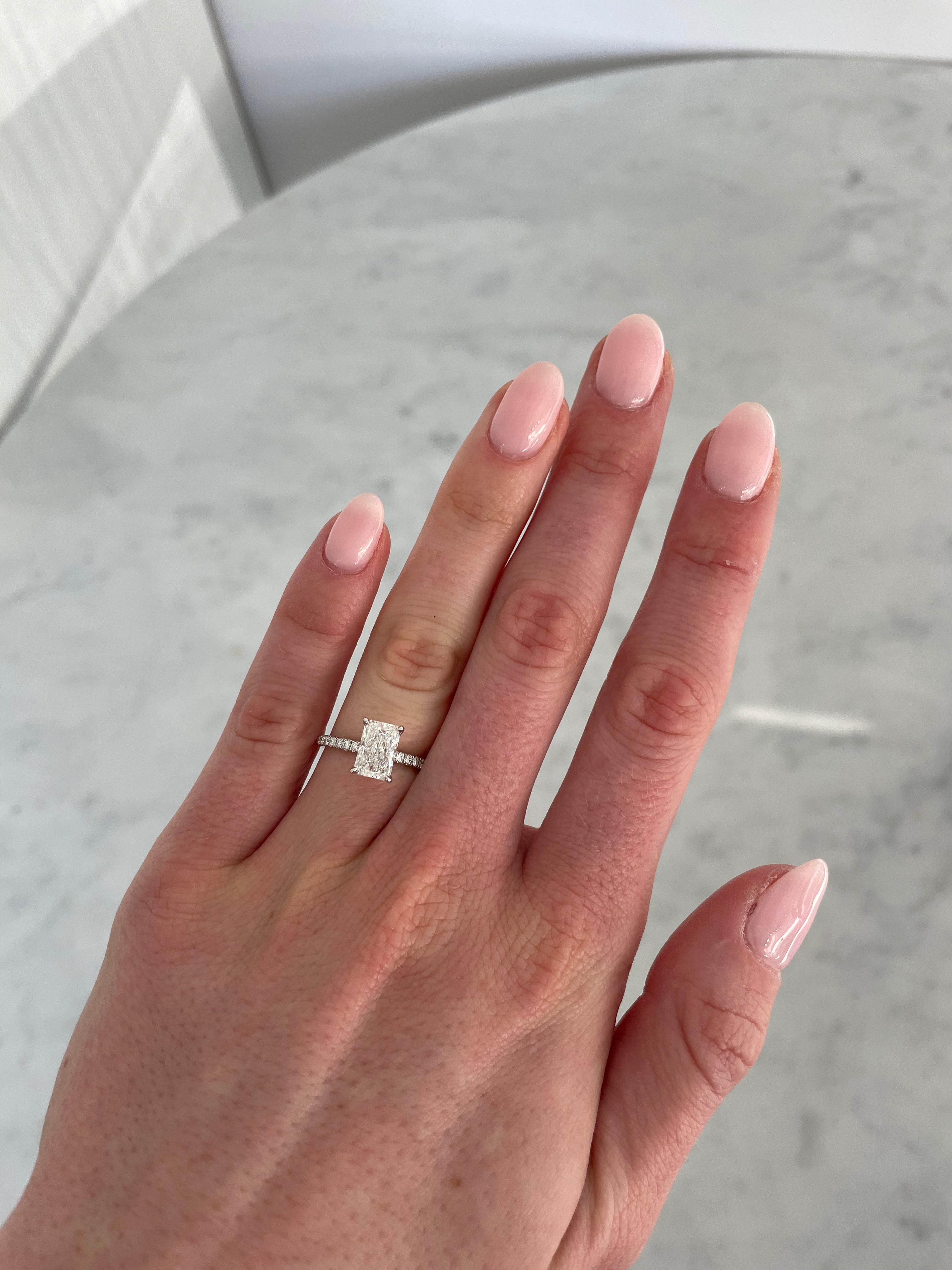 Bague de fiançailles à taille radieuse avec anneau pavé