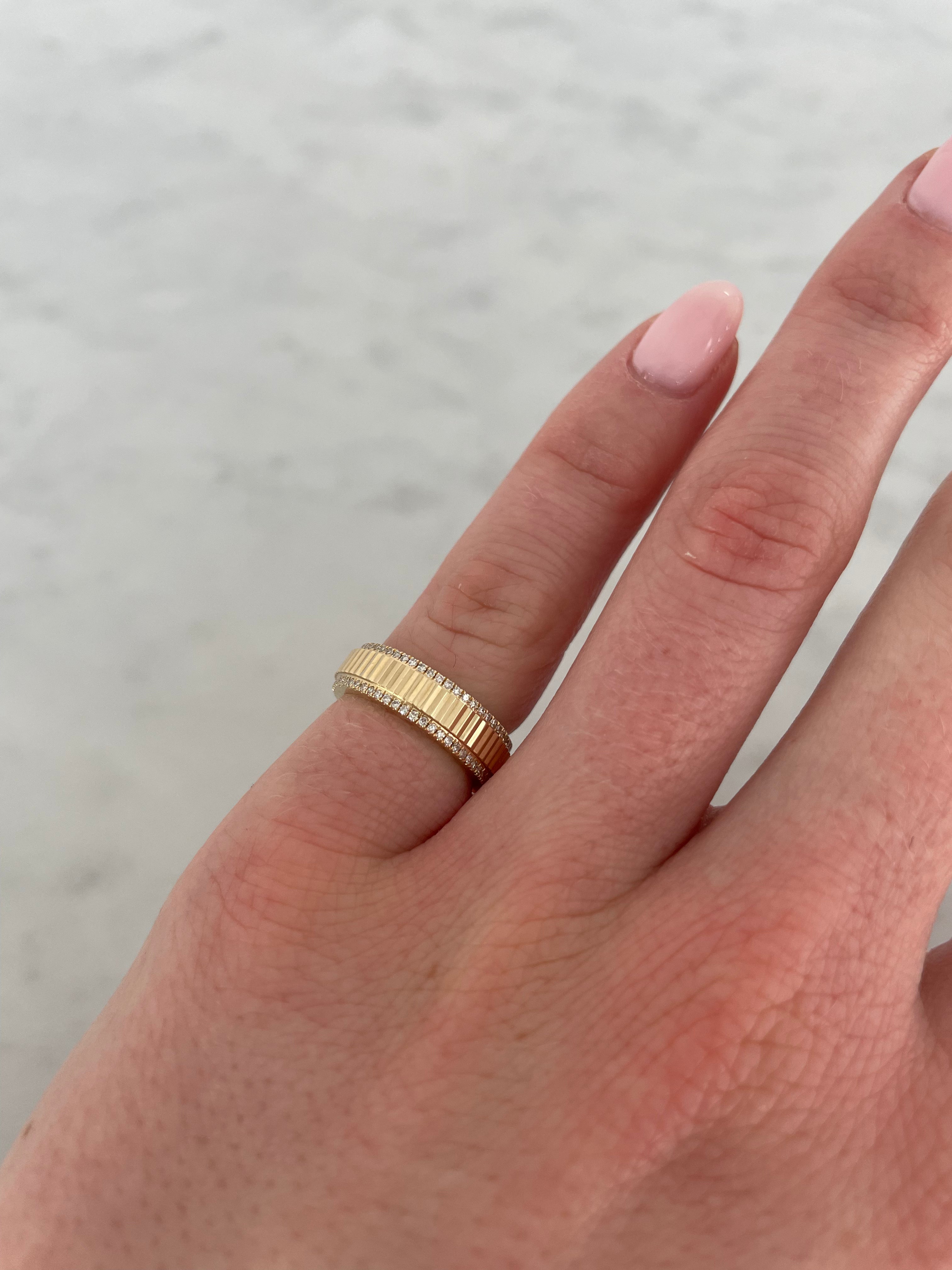 Bague Pinky cannelée en diamant