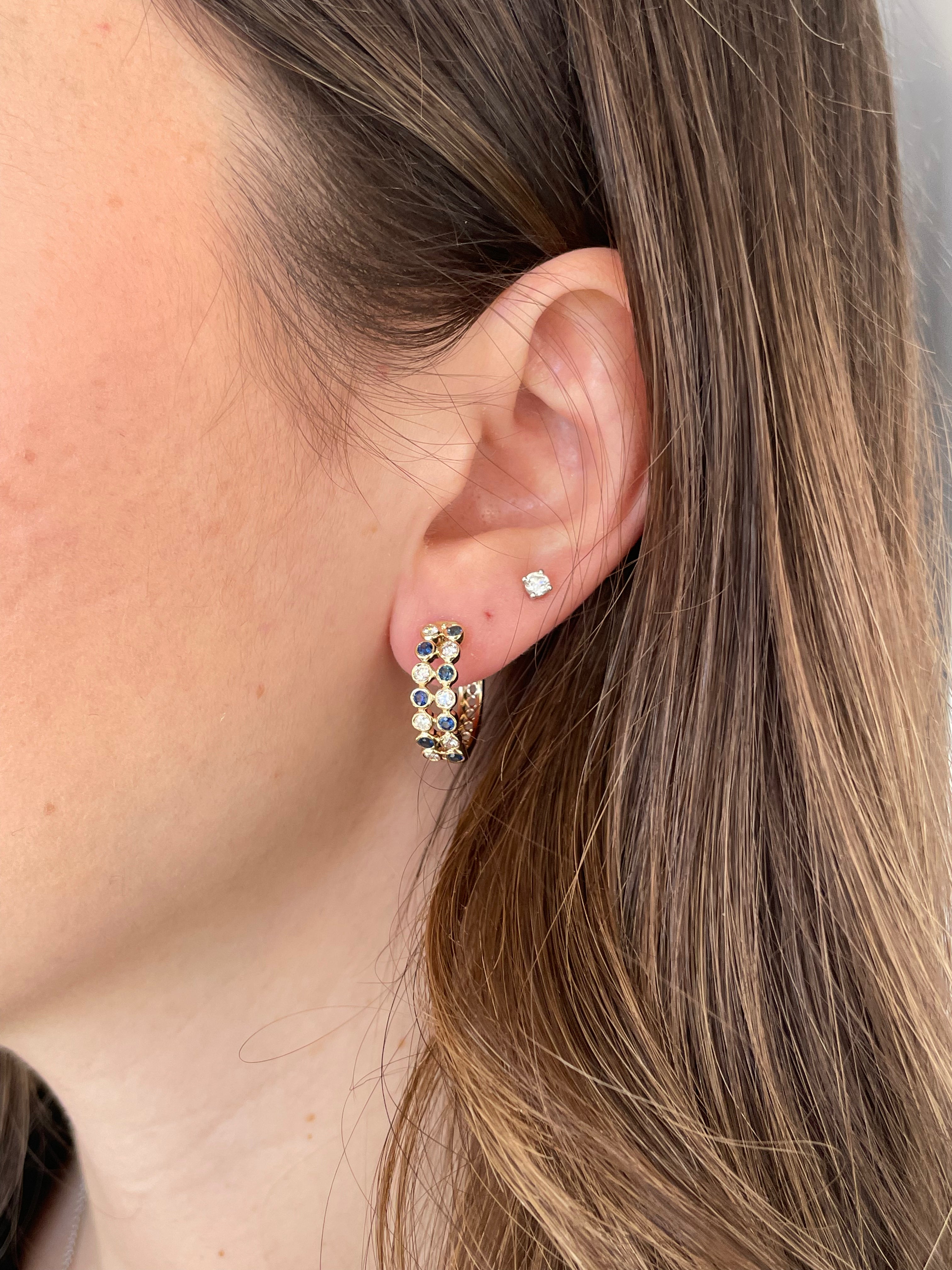 Boucles d'oreilles avec lunette en diamant et saphir