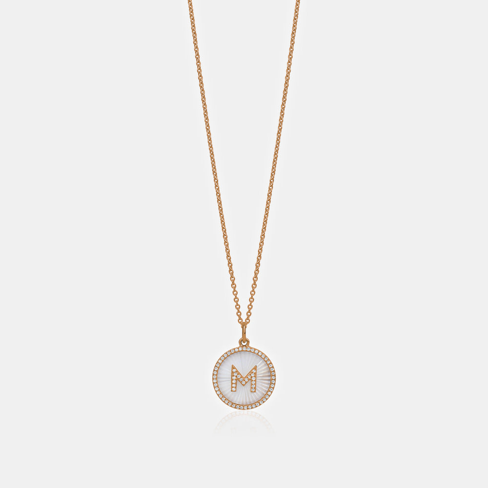 Collier initial en nacre cannelée avec diamants