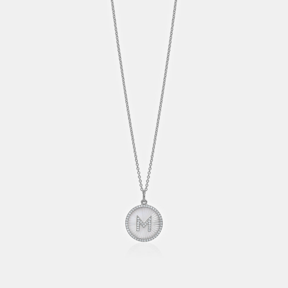 Collier initial en nacre cannelée avec diamants
