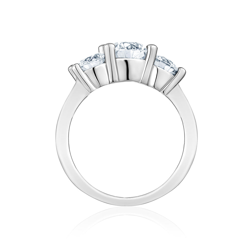 Bague de fiançailles à trois pierres