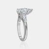 Bague de fiançailles en forme de poire avec pierres latérales trapézoïdes