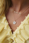 Collier initial en nacre cannelée avec diamants
