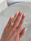 Bague de fiançailles à taille radieuse avec anneau pavé