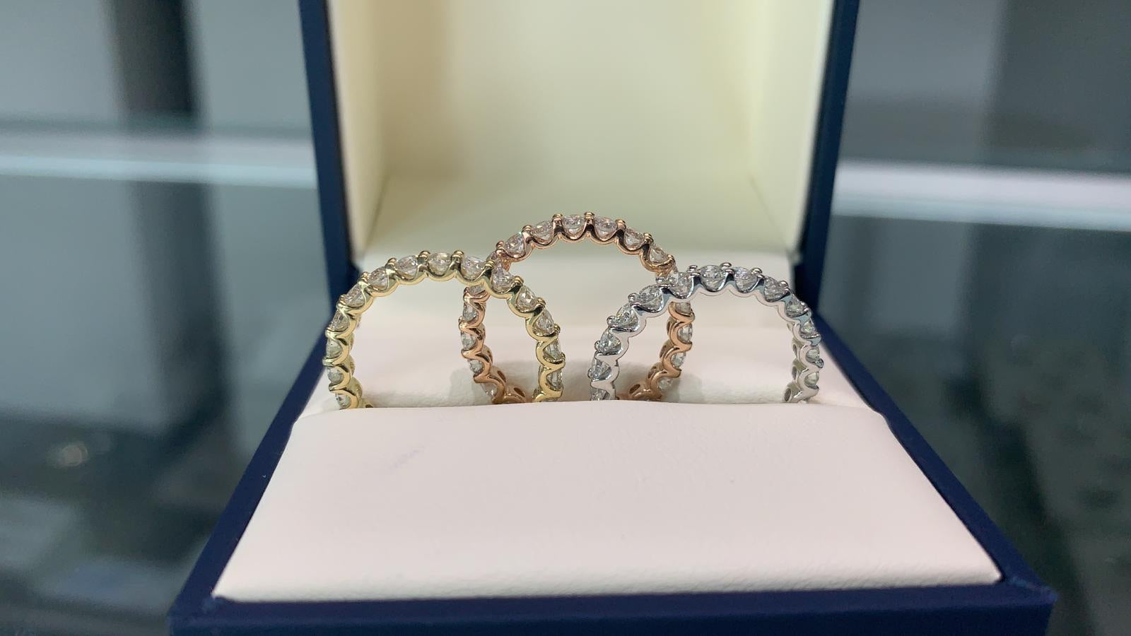 Bague de diamant en forme de U