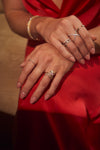 Bague ondulée avec pierres de couleur en forme de cœur