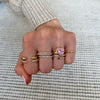 Bague ondulée avec pierres de couleur en forme de cœur